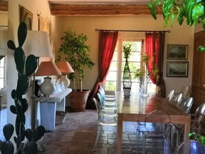 Petit déjeuner et dîner servis sur place, spécialités Cuisine française