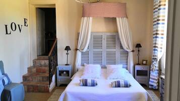 Matelas Select Comfort, rideaux occultants, fer et planche à repasser