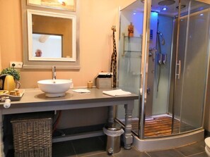 Habitación triple familiar, baño en la habitación, vista al jardín (Chambre Love) | Baño | Amenidades de baño gratuitas, secadora de cabello, toallas 