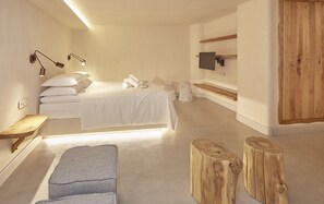 Luxury Villa, 2 Bedrooms, Partial Sea View | Desk, soundproofing, free cribs/infant beds, free WiFi