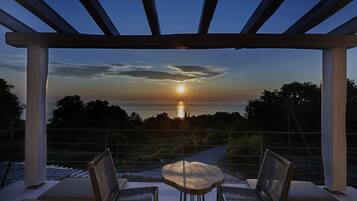 Luxe villa, 2 slaapkamers, uitzicht op zee (Diana) | Balkon