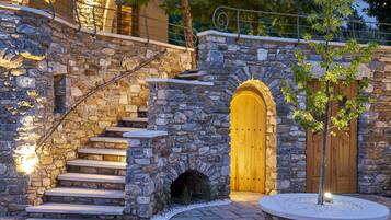 Voorkant accommodatie - avond/nacht