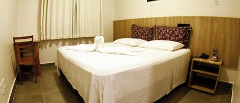 Habitació doble Deluxe | Minibar, escriptori, cortines opaques i planxa i posts de planxar