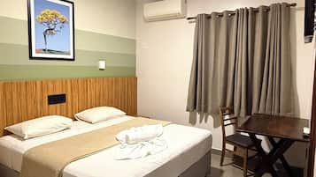 Habitación doble Deluxe | Minibar, escritorio, cortinas blackout y tabla de planchar con plancha