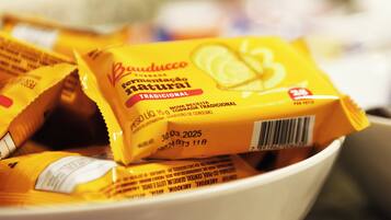A bowl filled with yellow packets labeled 'Banducco'.