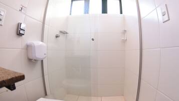 Regadera, amenidades de baño gratuitas, secadora de cabello, toallas