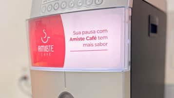 Una cafetera con pantalla digital y una etiqueta roja que dice 'Amiste Café'.