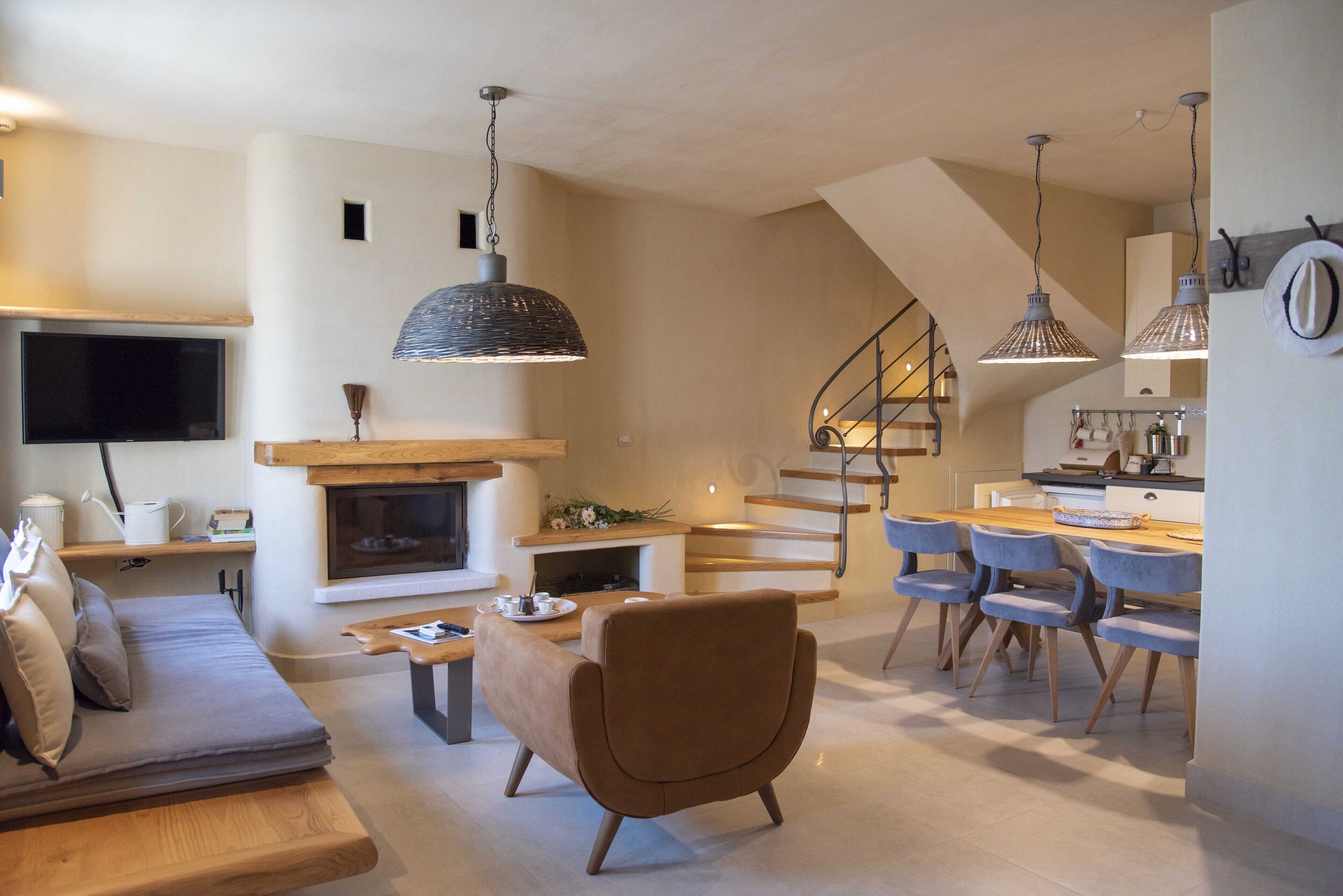 TV màn hình phẳng, lò sưởi, đầu đĩa DVD 