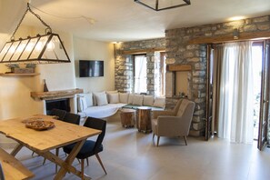 Premium Suite, 2 Queen Beds, Fireplace, Ocean View (Selini) | Living room - To Stefani tis Makrinas (Volos)
