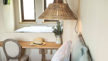 Premium-Suite, 2 Queen-Betten, Kamin, Meerblick (Selini) | 1 Schlafzimmer, hochwertige Bettwaren, Schreibtisch