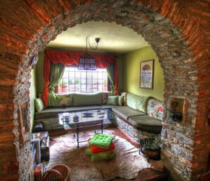 Apartamento tradicional, 2 quartos, lareira (Oneiro) | Sala de estar | TV de tela plana, lareira, DVD player