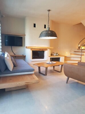 Premium Suite, 2 Queen Beds, Fireplace Ocean View (Evilia) | Living area - To Stefani tis Makrinas (Volos)