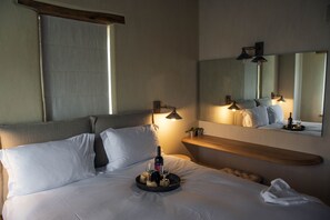 ห้องพรีเมียมสวีท, เตียงควีนไซส์ 2 เตียง, เตาผิง, วิวทะเล (Selini) | 1 ห้องนอน, เครื่องนอนระดับพรีเมียม, โต๊ะทำงาน, ห้องเก็บเสียง