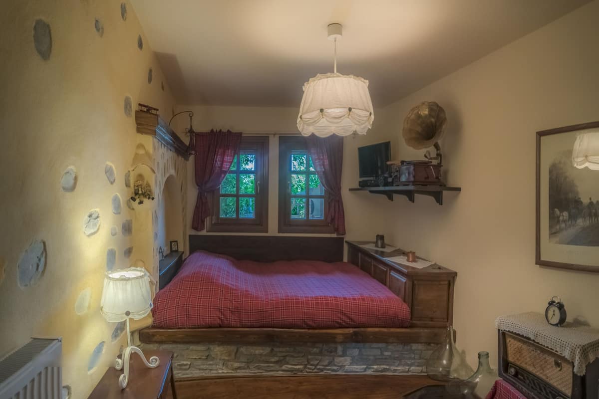 Traditional Apartment, 2 Bedrooms, Fireplace (Oneiro) | 1 bedroom, premium bedding, desk, soundproofing