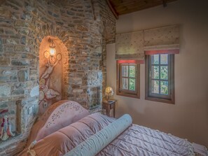 Suíte lua de mel, 1 cama Queen, banheira de hidromassagem (Erofili) | 1 quarto, roupas de cama premium, escrivaninha, quartos à prova de som