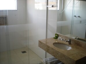 Shower, free toiletries, hair dryer, towels - Hotel Villaggio Nobre (Limeira)