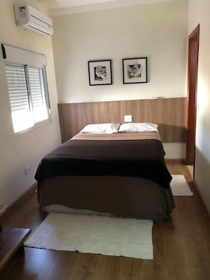 Minibar, Schreibtisch, kostenloses WLAN, Bettwäsche