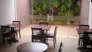 Free buffet breakfast on weekdays