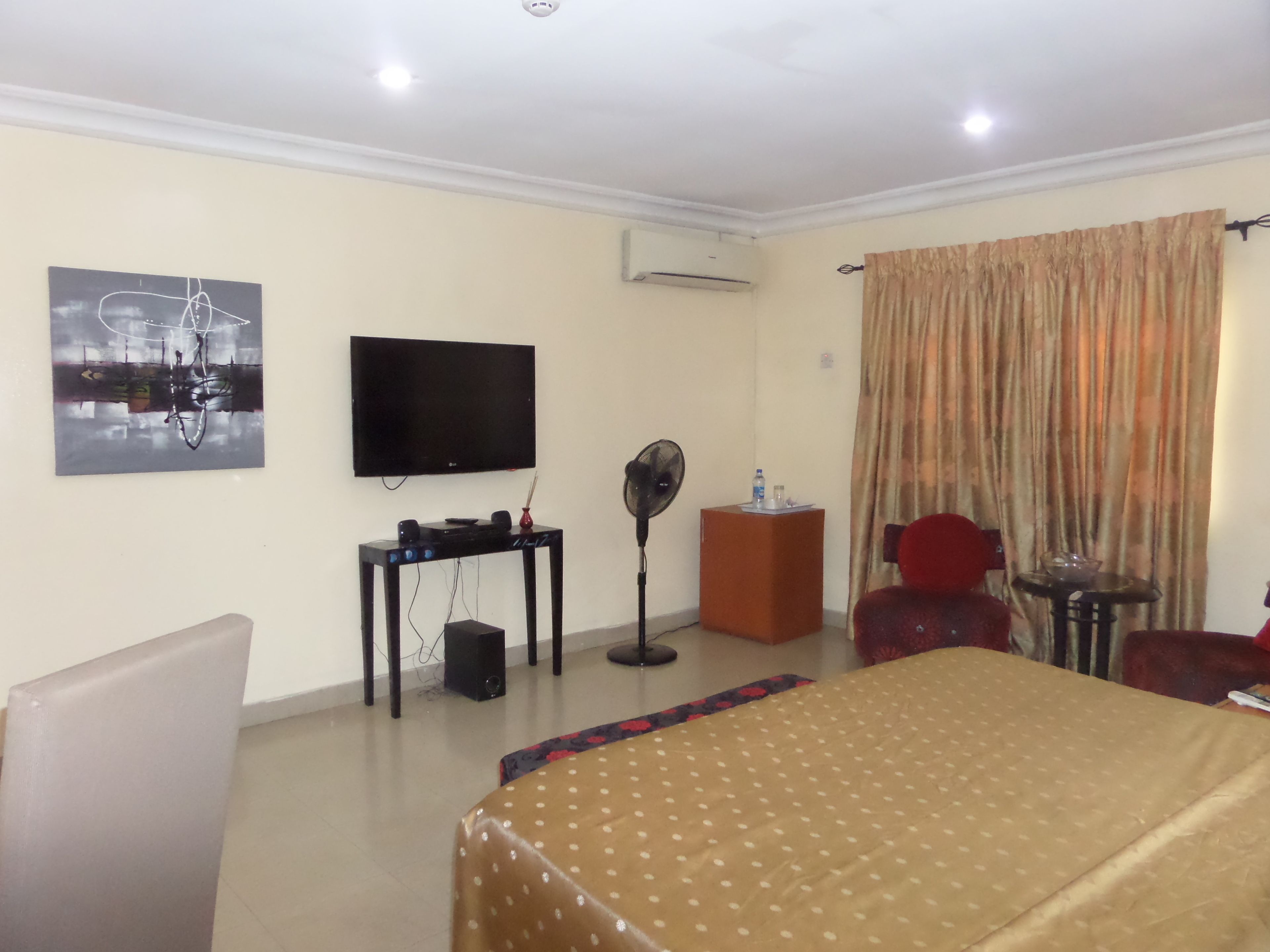 executive room | premium bedding, desk, laptop workspace, internet