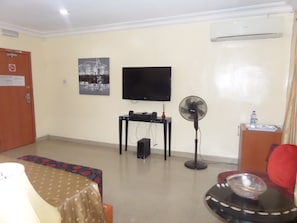 Executive Room | Premium bedding, desk, laptop workspace, internet - Adna Hotel (Lagos)