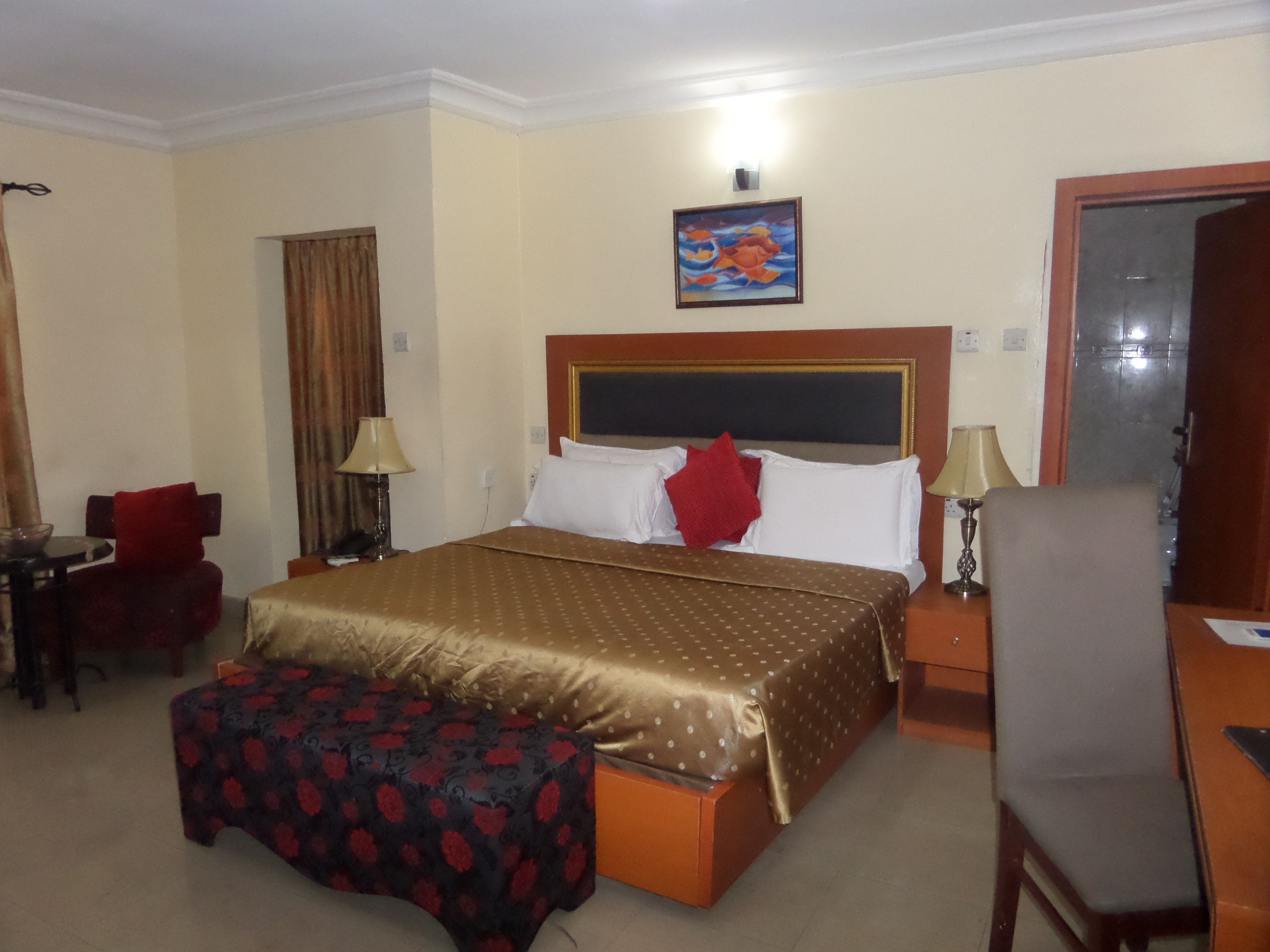 executive room | premium bedding, desk, laptop workspace, internet