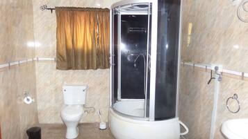 Suite | Bathroom | Shower, rainfall showerhead, free toiletries, towels