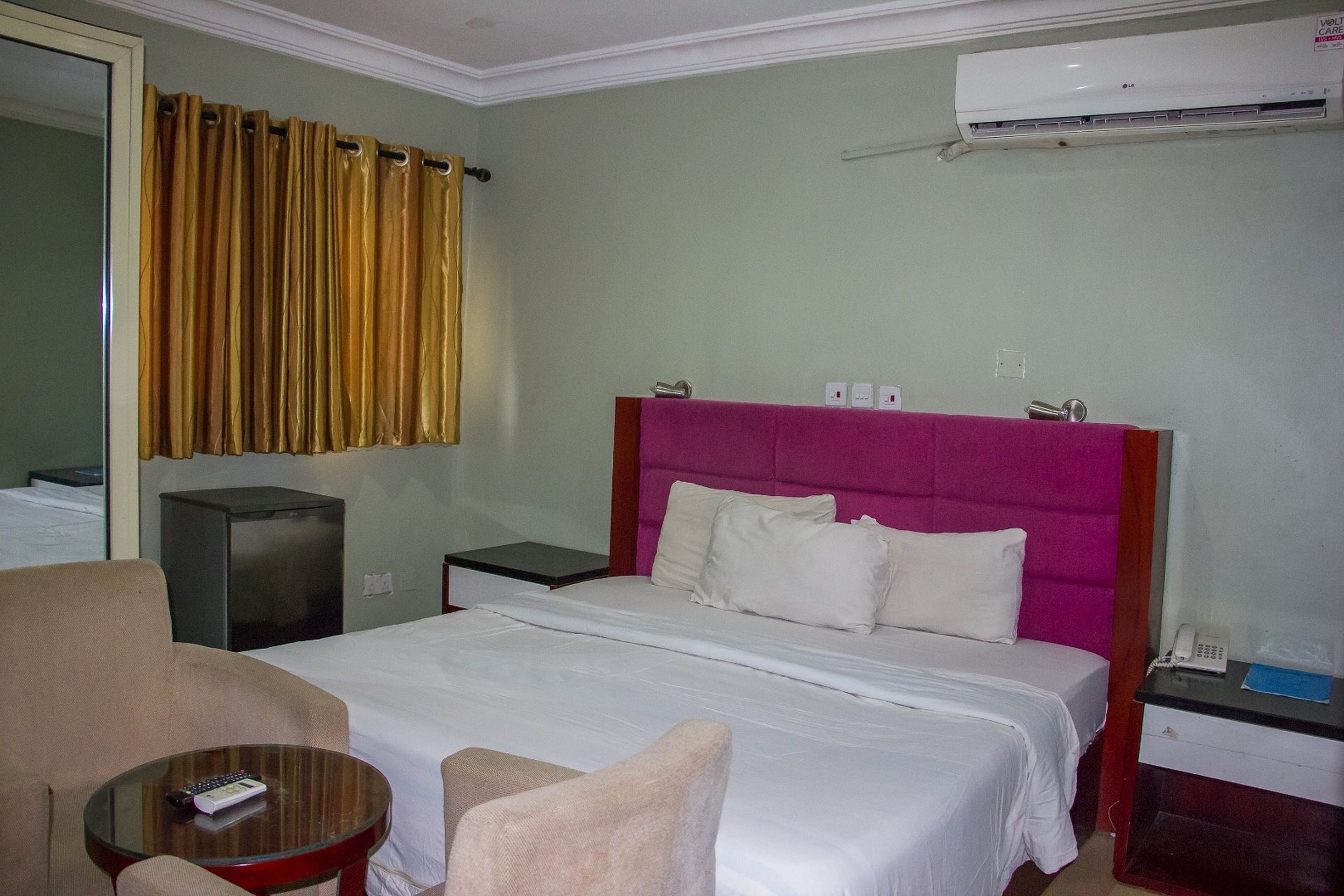 Hypo-allergenic bedding, desk, free internet, bed sheets