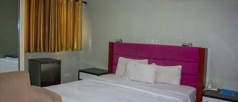 Hypo-allergenic bedding, desk, free internet, bed sheets