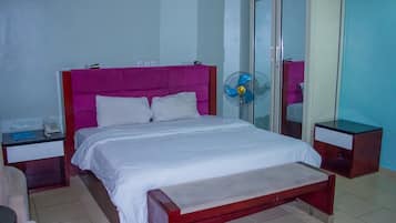 Hypo-allergenic bedding, desk, free Internet, bed sheets