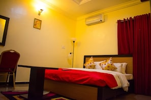 In-room safe, desk, soundproofing, free WiFi - Esporta Suites (Lagos)