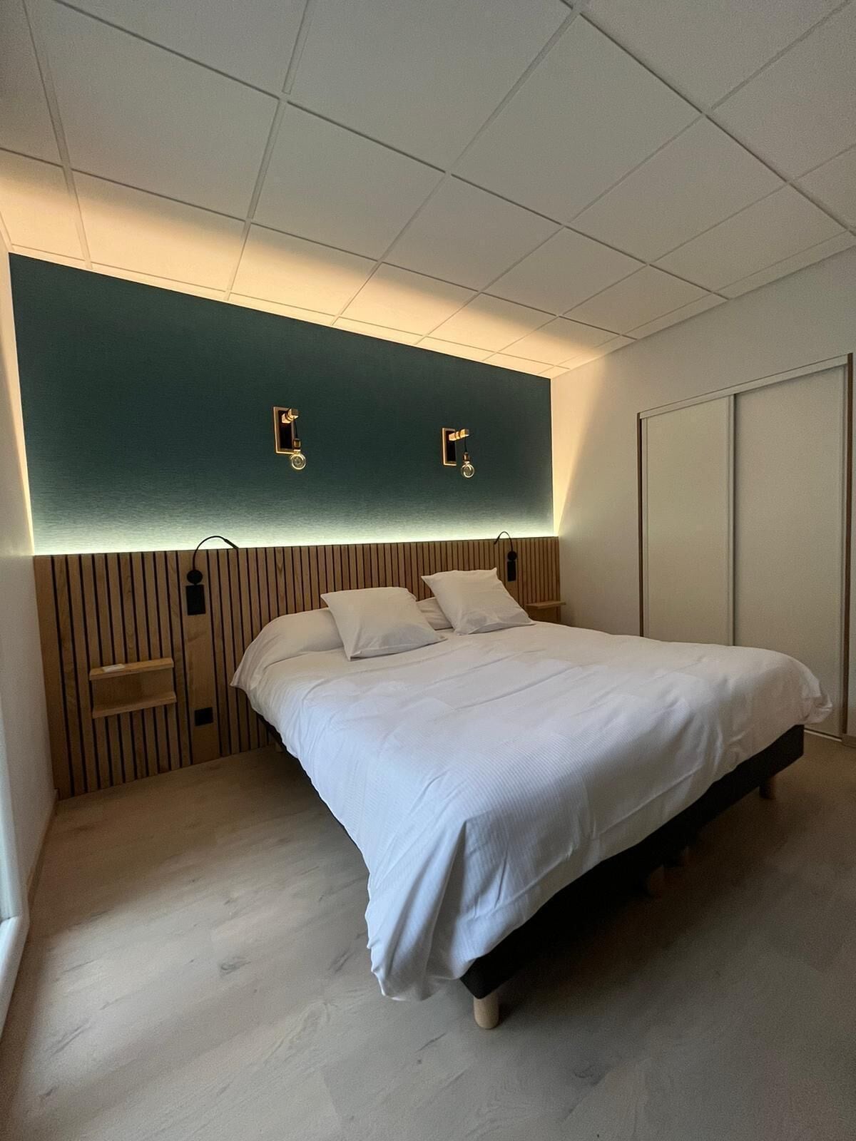 double room, ensuite, courtyard view