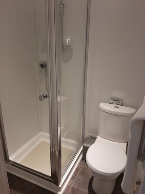 Dusche, kostenlose Toilettenartikel, Haartrockner, Handtücher