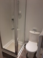 Ducha, artículos de higiene personal gratuitos y secador de pelo