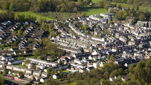 A residential area with houses and a lake in the background. - Lyndhurst Guest House (Keswick)
