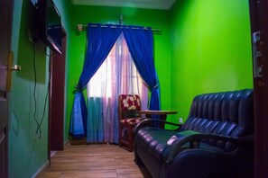 Escritorio, espacio para trabajar con laptop y ropa de cama 