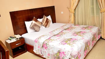 Escritorio, espacio para trabajar con laptop y ropa de cama