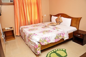 Desk, laptop workspace, bed sheets - Golden Destiny Hotel Limited (Lagos)