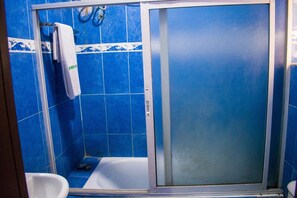 Handuk, sabun,  dan tisu toilet