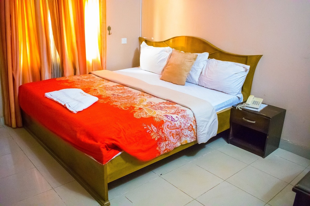 Royal Suite | Desk, laptop workspace, bed sheets