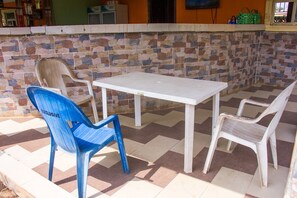 Desayuno con opciones de la cocina local incluido todos los días