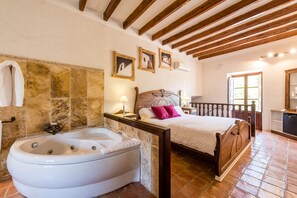 Superior kamer, 1 twee- of 2 eenpersoonsbedden | Luxe beddengoed, een minibar, een kluis op de kamer, geluiddichte muren