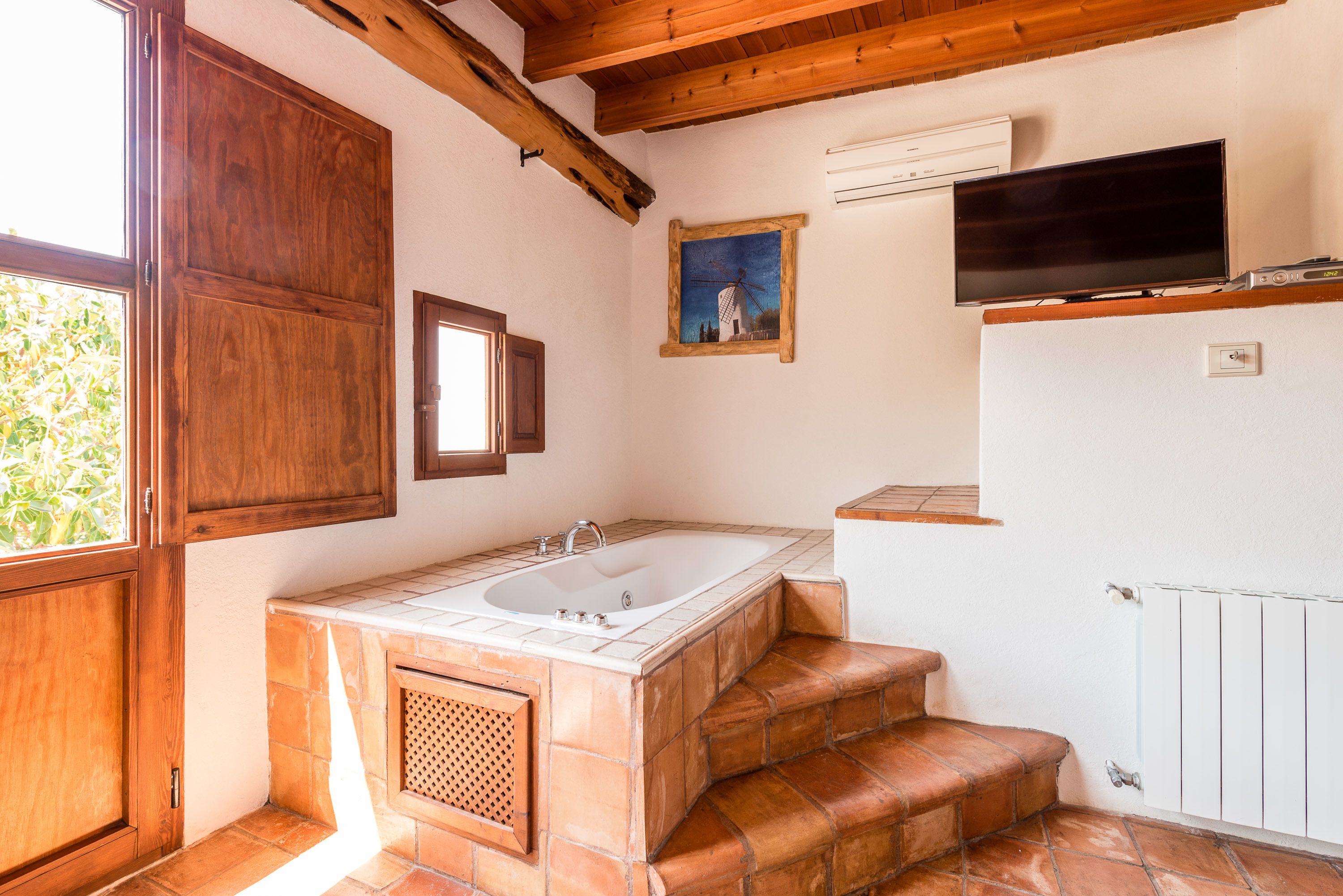 高级双人房或双床房 | 浴室 | 淋浴设施、深泡浴缸、免费洗浴用品、吹风机