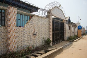 Property entrance - Lukham Crown Hotel (Ikorodu)