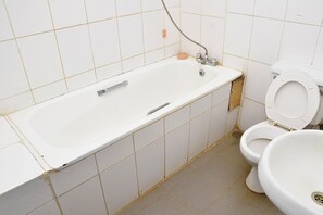 Presidential Suite | Bathroom | Deep soaking tub, rainfall showerhead, free toiletries, towels