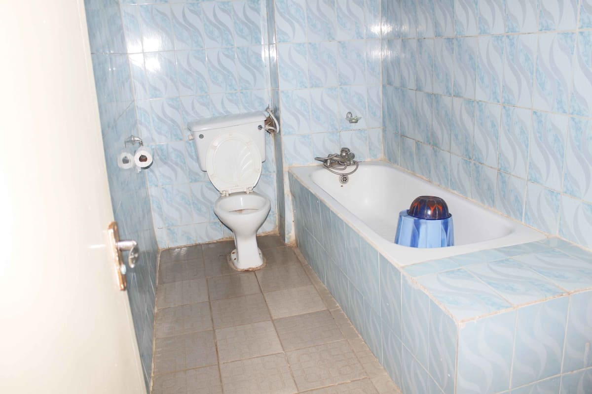 A bathroom with a toilet and a bathtub.