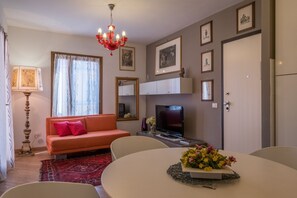 Apartment, 1 Schlafzimmer | Wohnbereich | Fernseher