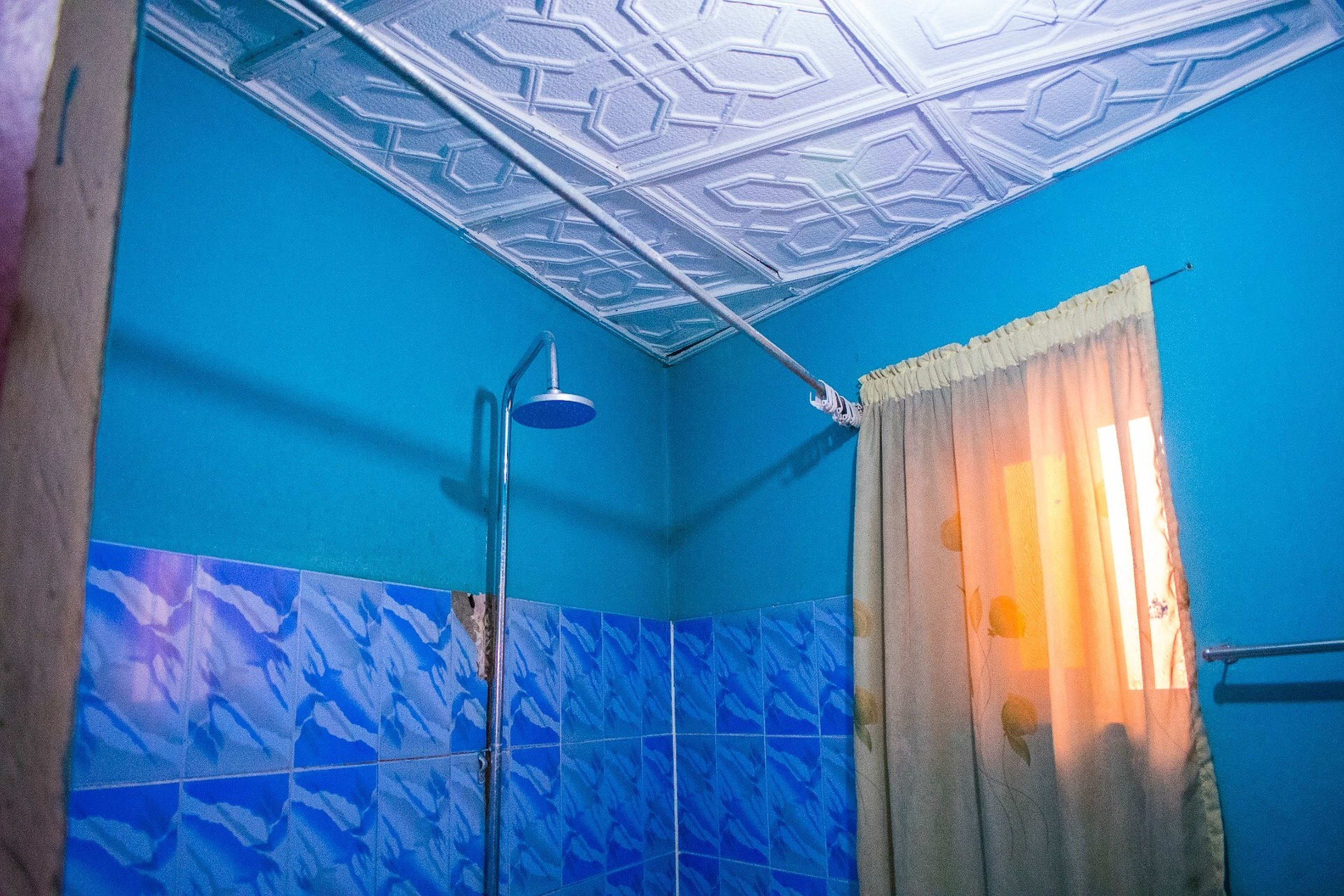standard room | bathroom | shower, rainfall showerhead, free toiletries, towels
