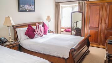 Chambre Supérieure Double ou avec lits jumeaux, salle de bains attenante | Coffres-forts dans les chambres, Wi-Fi gratuit, draps fournis