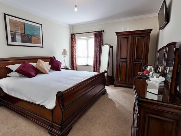 غرفة ديلوكس مزدوجة - بحمام داخل الغرفة | خزنة داخل الغرفة وواي فاي مجانًا وملاءات أسرّة