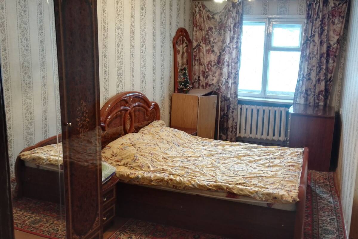Apartemen Ekonomi (Tolstogo 1-46) | 1 kamar tidur, seprai premium, meja kerja, dan setrika/meja setrika